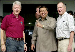 Bill Clinton and George Bush, Sr., meet with Indonesian President Susilo Bambang Yudhoyono